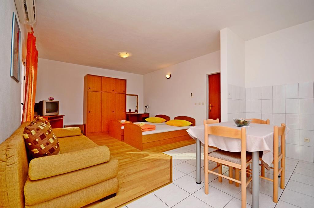 Apartments Mario With Private Parking Makarska Kültér fotó